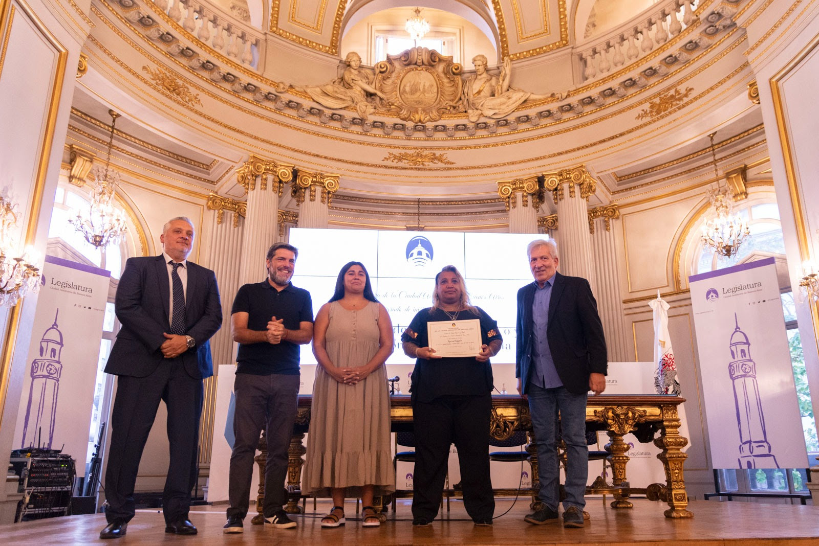 Los legisladores de la Ciudad de Buenos Aires declararon de Interés Social a las actividades y acciones llevadas a cabo por la boxeadora Karina Cappella.