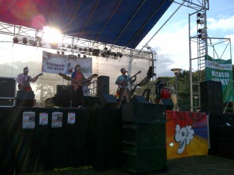 cirkoticos-escobar-en-vivo