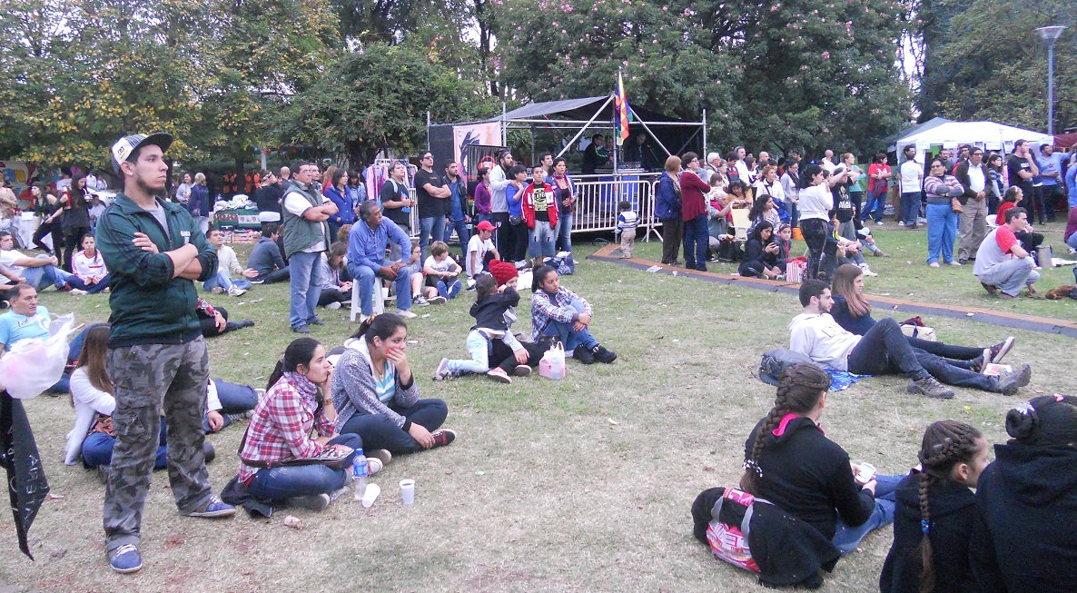 La plaza de la estación, dos opciones y miles de personas