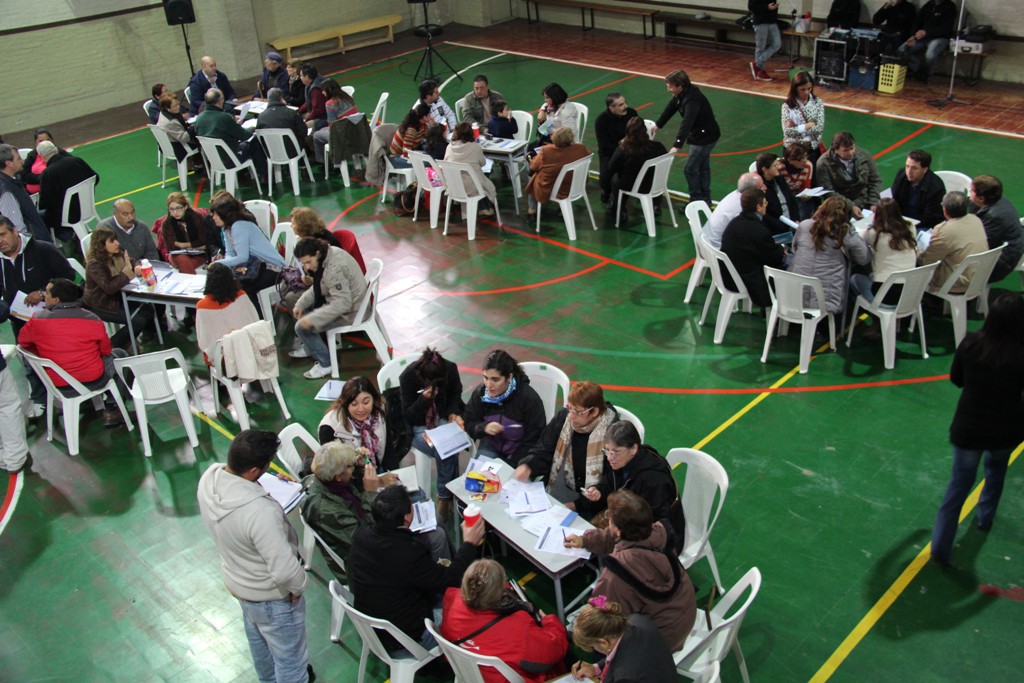 Casi un centenar de vecinos junto a Walter Blanco