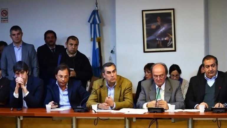Fontán y Gaitán, junto a massistas y opositores