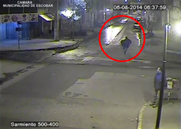 Las cámaras de seguridad captaron cuando robaban a vecina