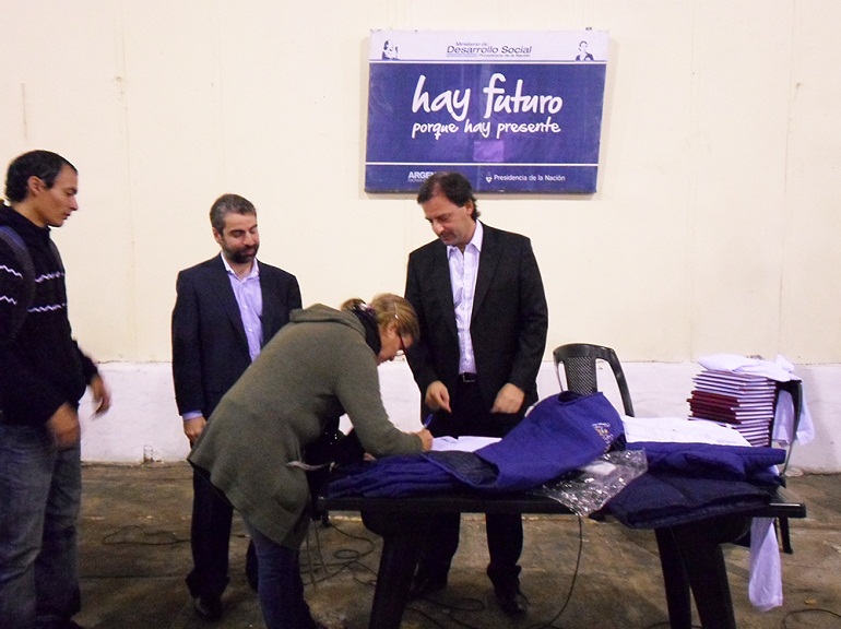Sujarchuk entregó ropa de trabajo a 800 cooperativistas
