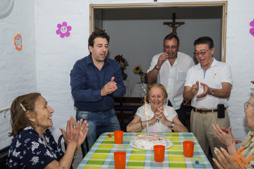 Walter Blanco visitó el Hogar de Ancianas