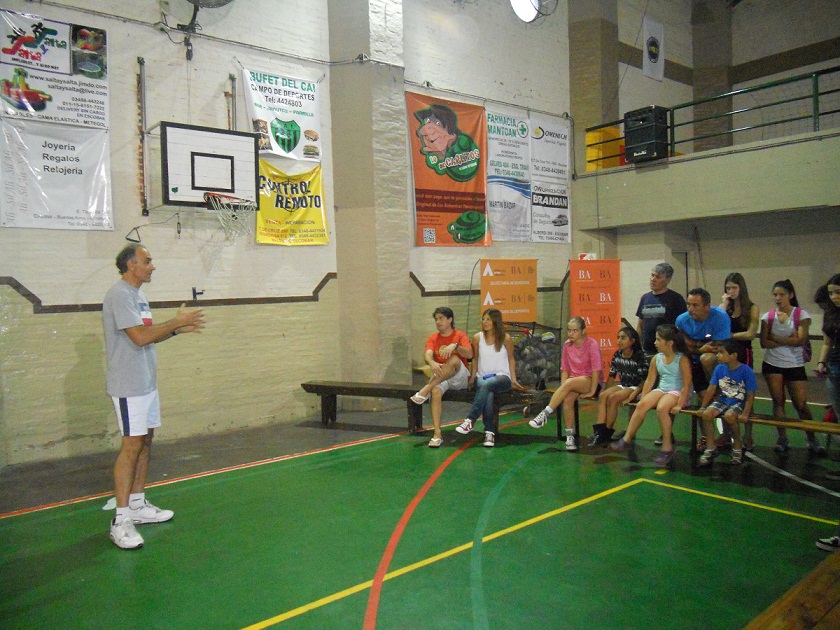 “Momo” Martínez brindó una charla de vóley en Escobar