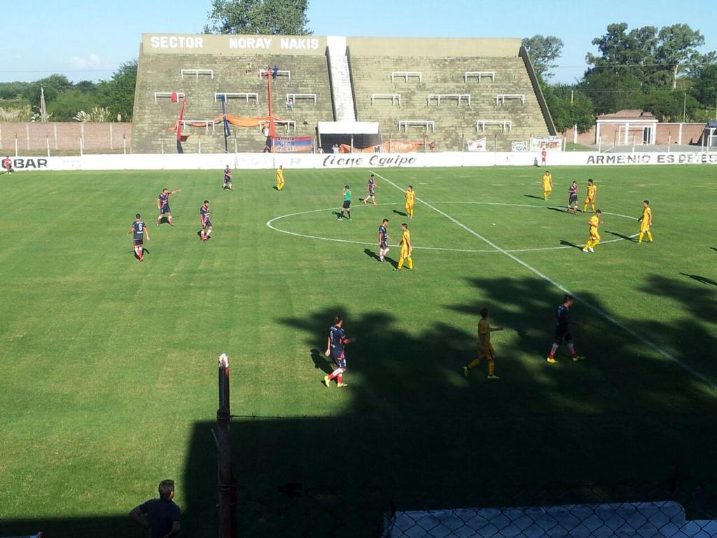 Armenio empató 0-0 con el invicto Flandria y mostró más actitud