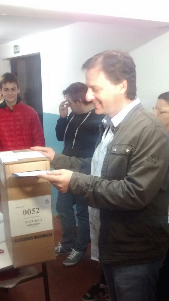 Ariel Sujarchuk votó y esperará el cierre con la familia