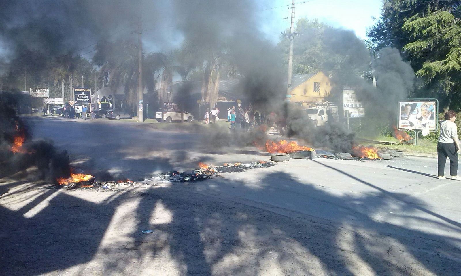 Un adolescente falleció en un incendio y los vecinos protestaron