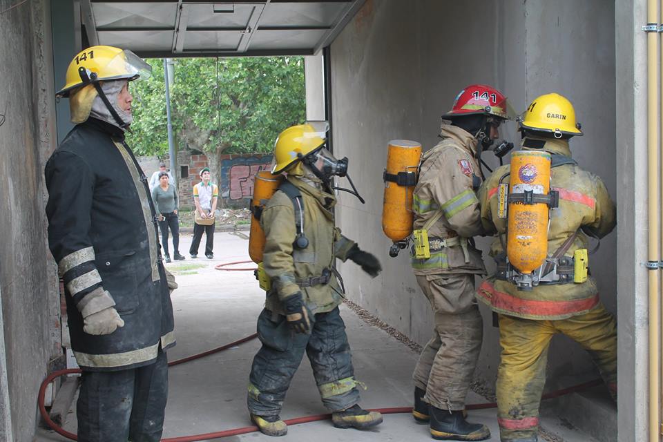 Una estufa produjo un incendio en un departamento