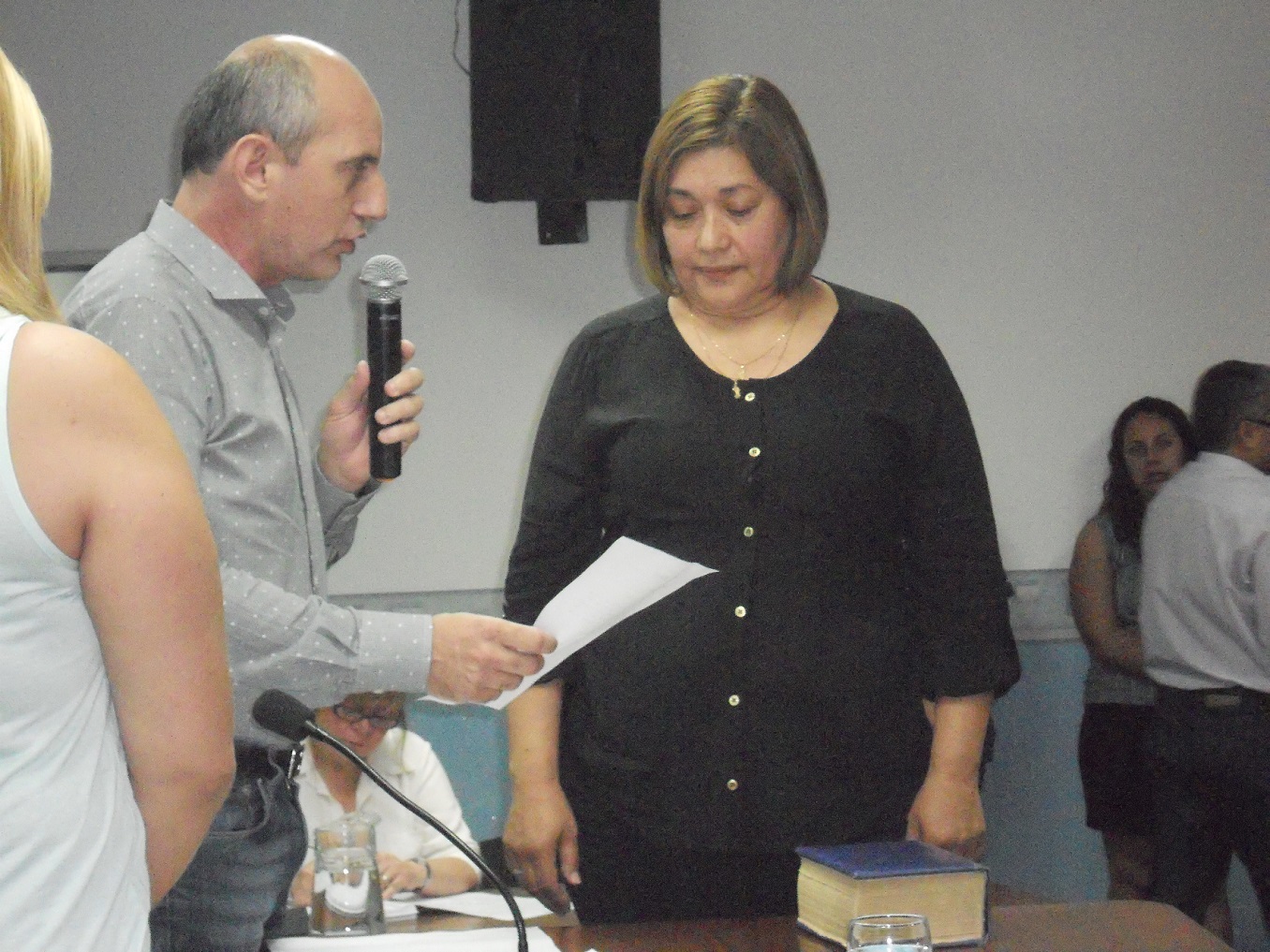 Renuncia, licencia y asunción en el FpV