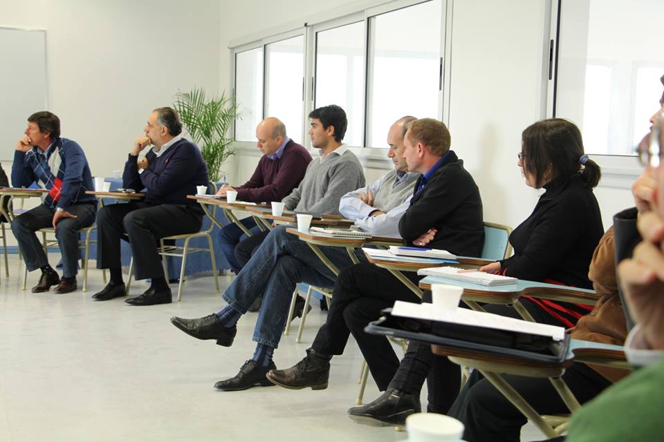 Alejandro Lavorgna, junto a funcionarios de otros distritos en Zárate