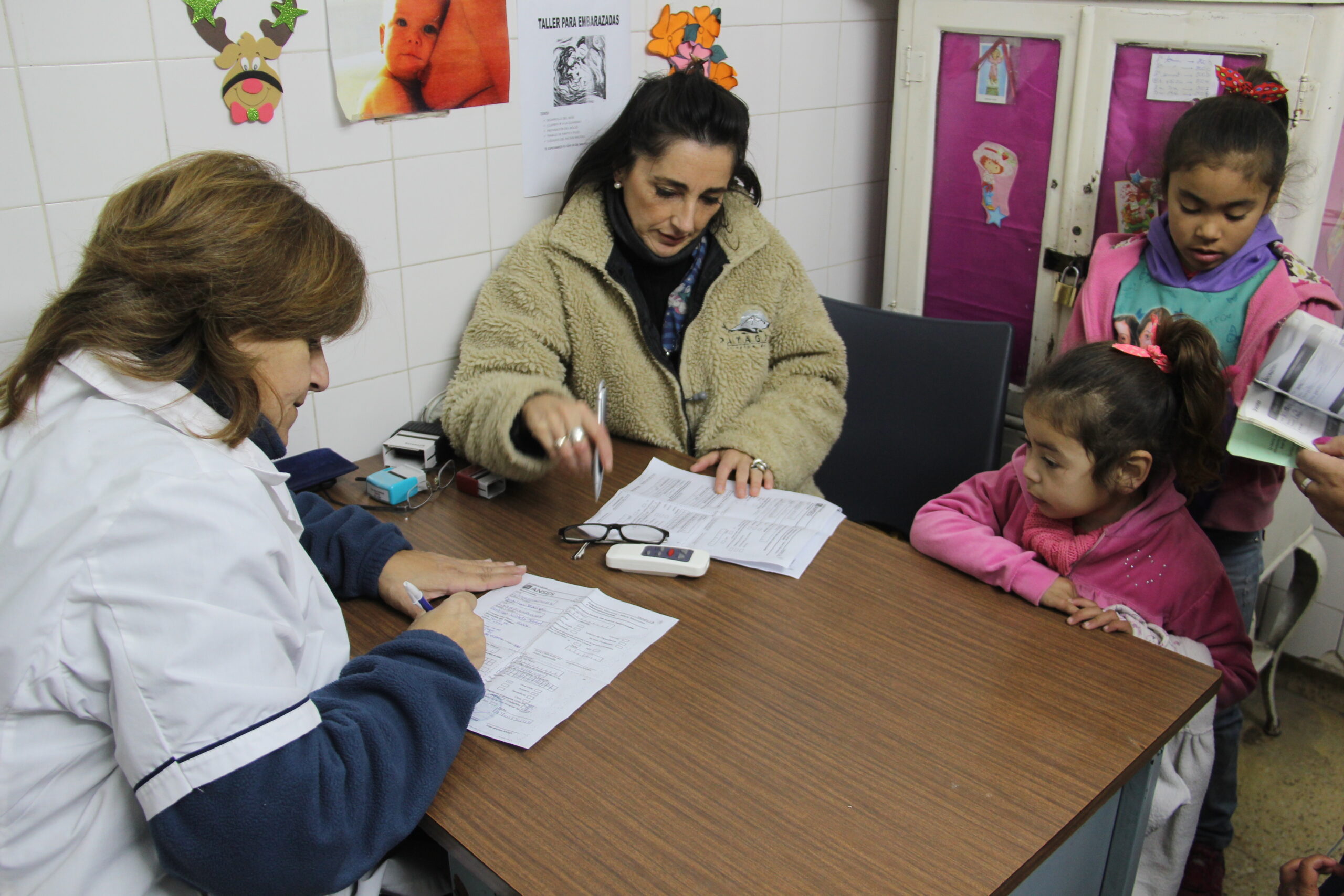 Importante concurrencia para la firma de libretas de salud