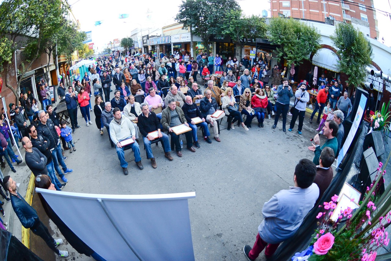 Unas 12 mil personas festejaron el Día del Comerciante en la avenida Tapia de Cruz