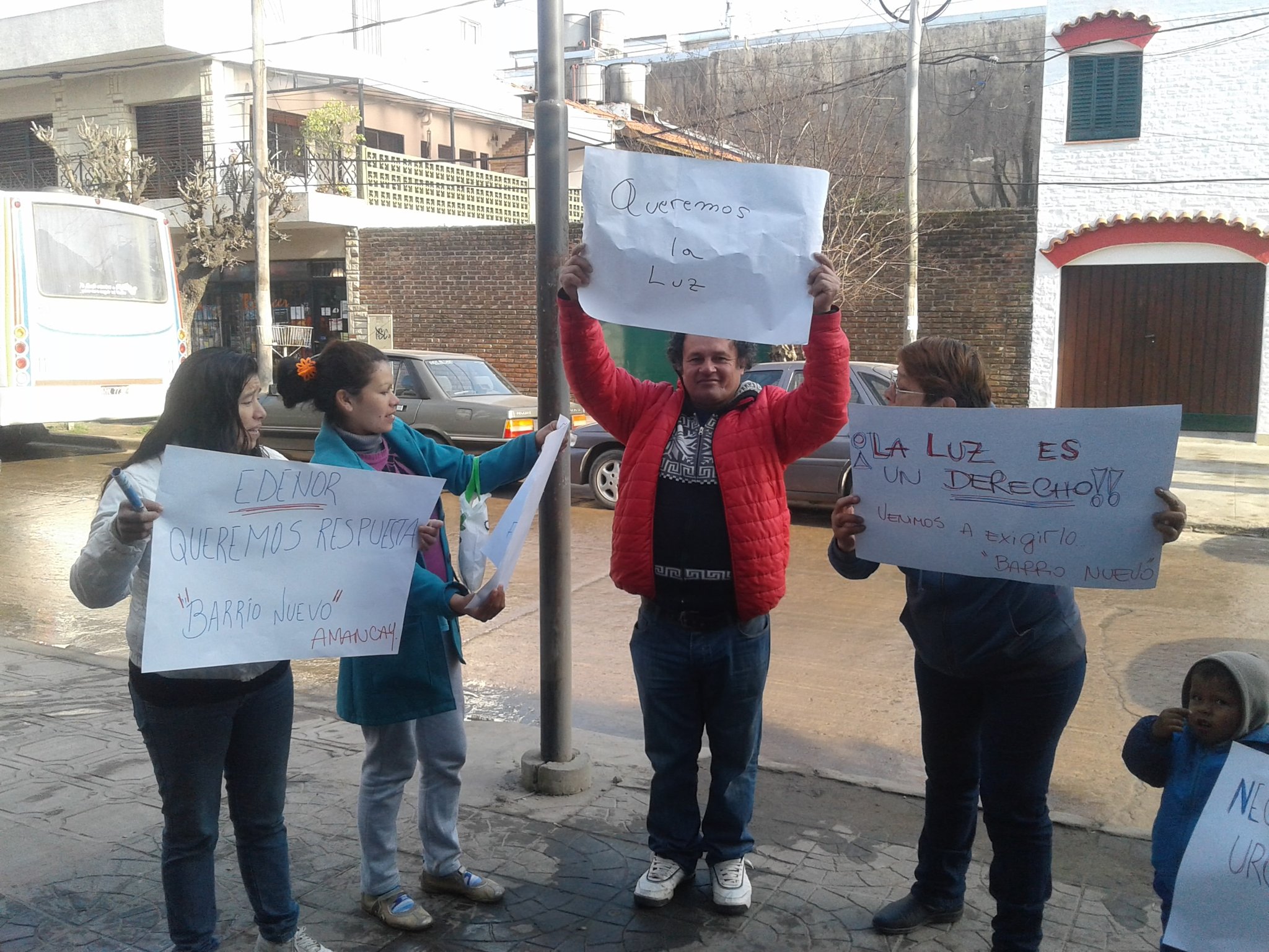 Vecinos de Savio volvieron a Edenor a protestar