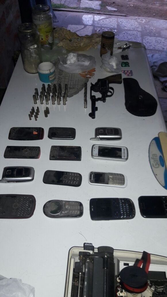 Detenido y se secuestraron 70 gramos de cocaína, un arma, municiones y 15 celulares