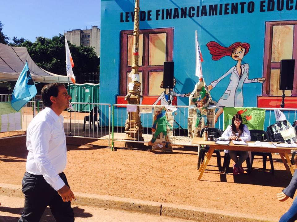 Sujarchuk visitó la escuela docente itinerante y defendió la educación pública