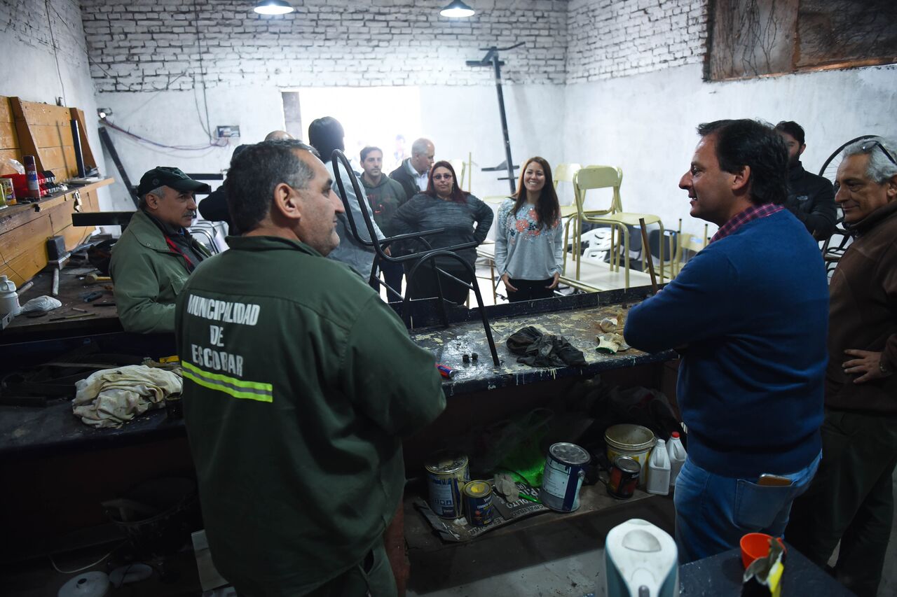 En Matheu, el intendente Ariel Sujarchuk supervisó las actividades que se realizan en el taller municipal de oficios