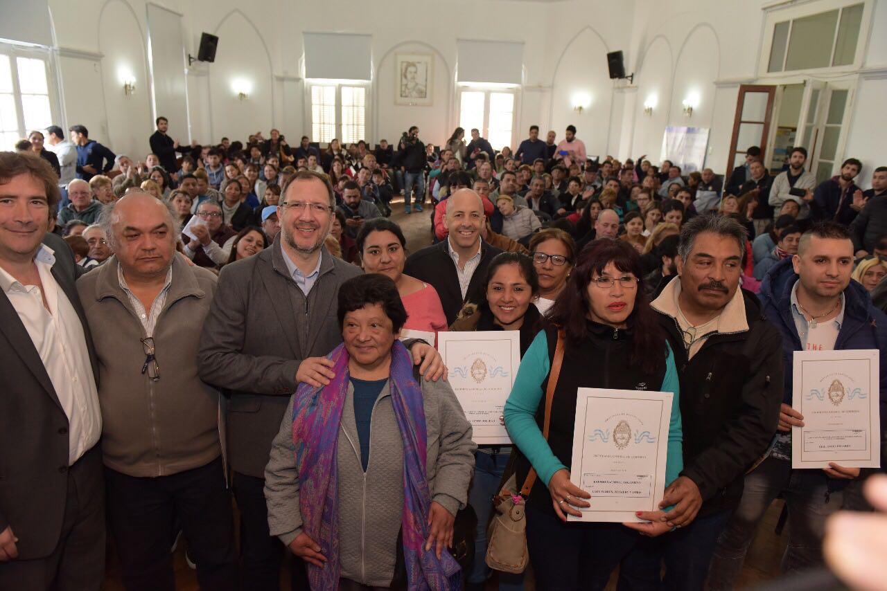 Perechodnik entregó escrituras a 150 familias de Pilar