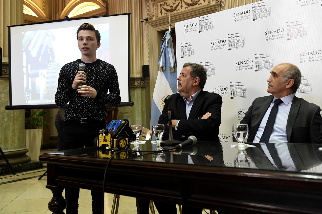 El titular del Senado bonaerense hizo entrega de kits de robótica a escuelas técnicas de la provincia