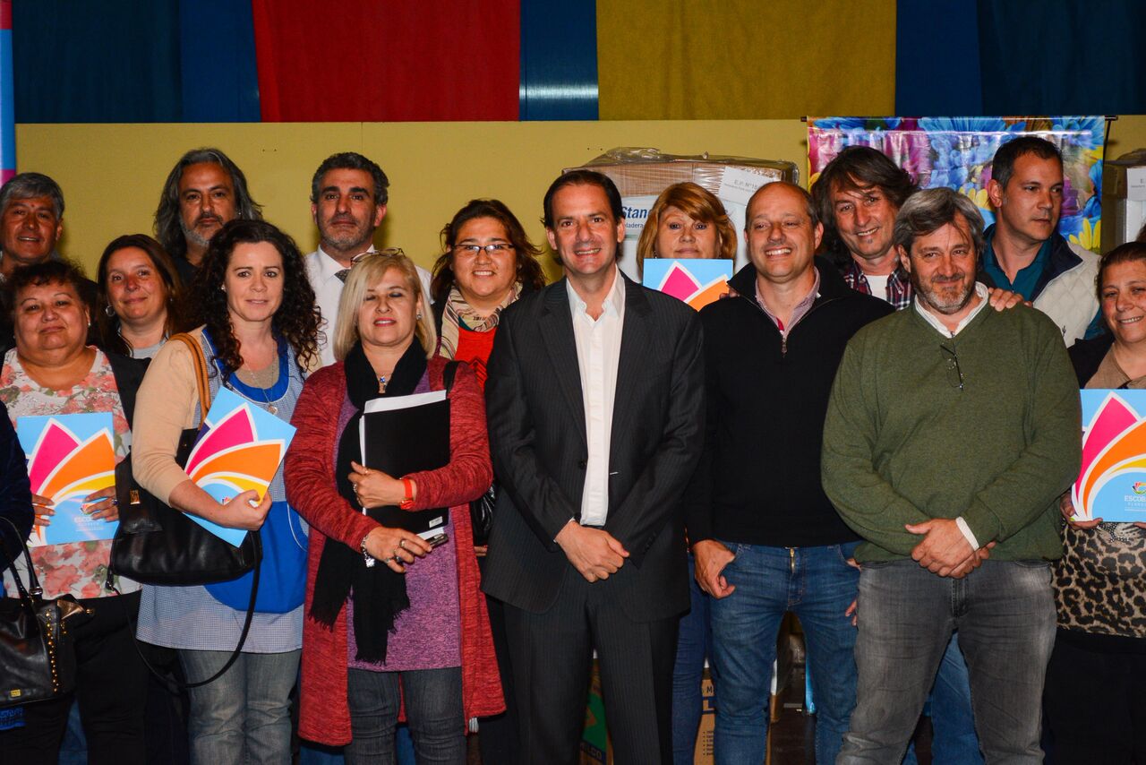 Sujarchuk entregó equipamiento para los comedores de 36 escuelas públicas de Escobar