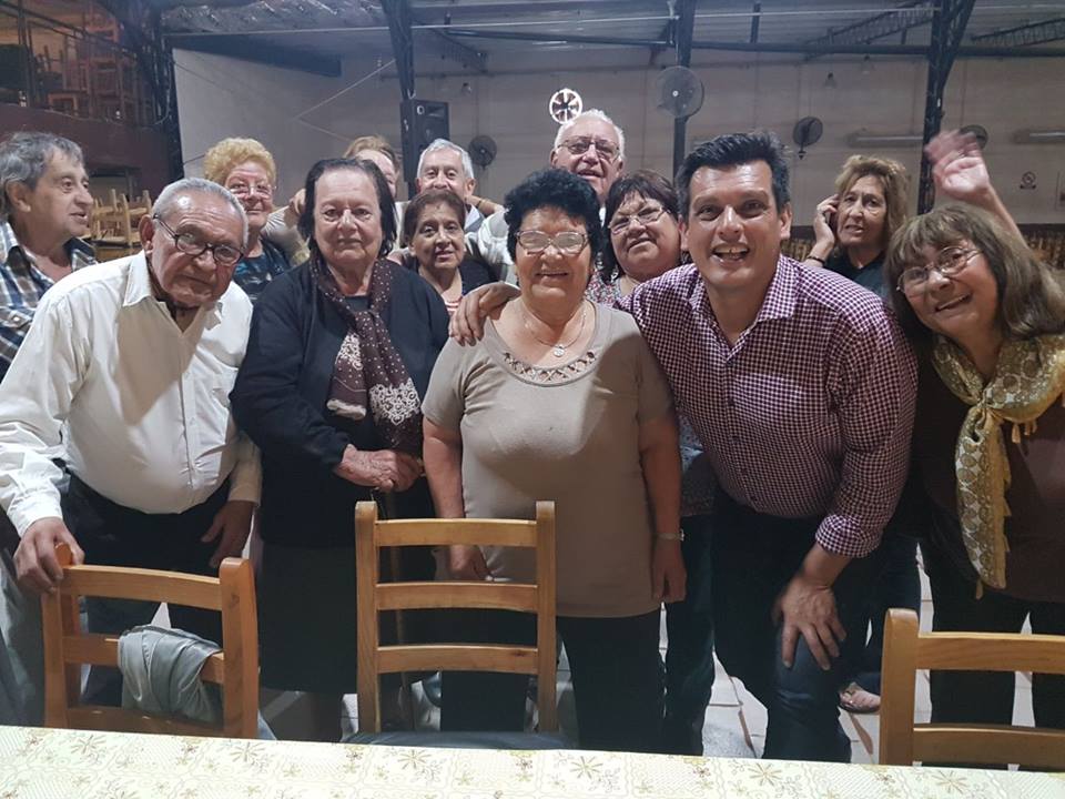 Gabriel Ibarra, junto a jubilados de Escobar