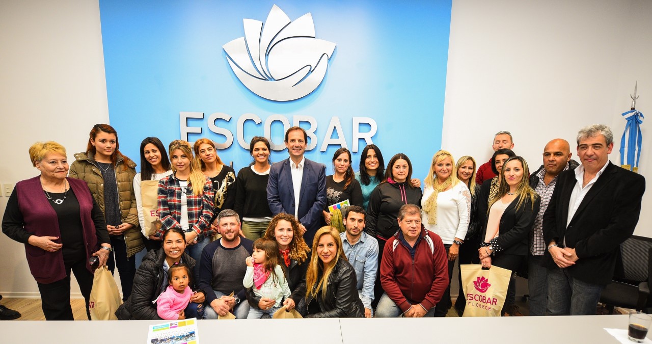 Ariel Sujarchuk entregó premios a los comerciantes ganadores del concurso de vidrieras