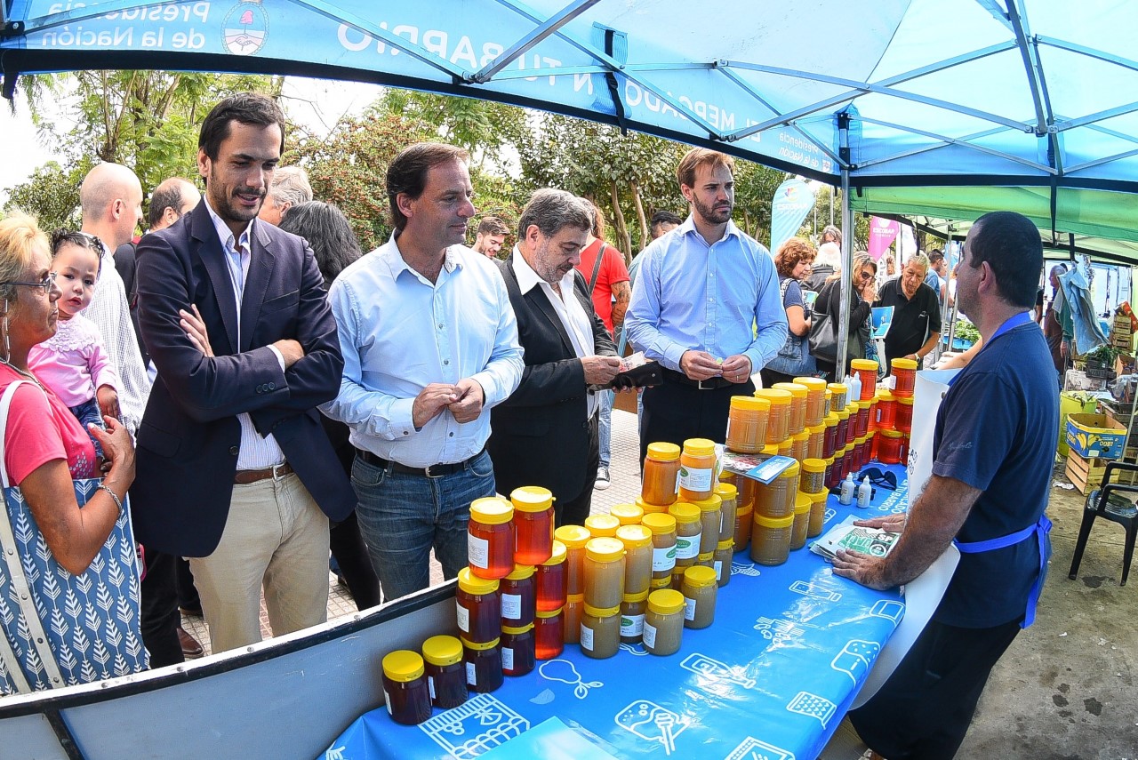 Ariel Sujarchuk recorrió “El Mercado en tu Barrio” junto a funcionarios de Nación y Provincia