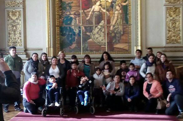 La Dirección de Discapacidad organizó una visita al Teatro Colón para 40 vecinos de Escobar