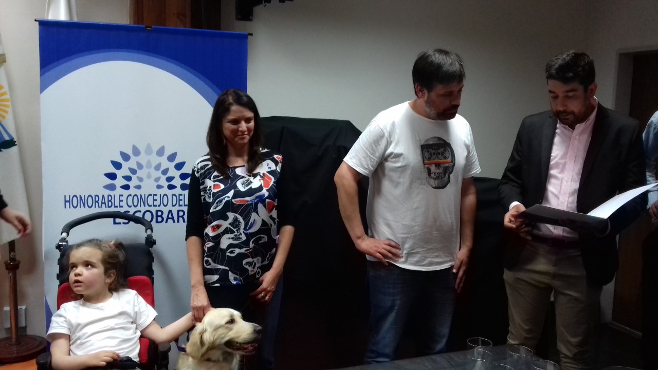 El HCD de Escobar recibió a Violeta, a su perra asistente y a sus padres