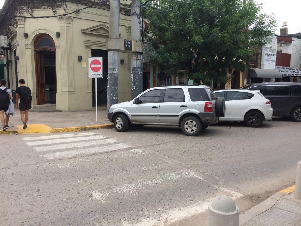 Miguel Benítez estacionó en la ochava frente a la Municipalidad “porque todos lo hacen”