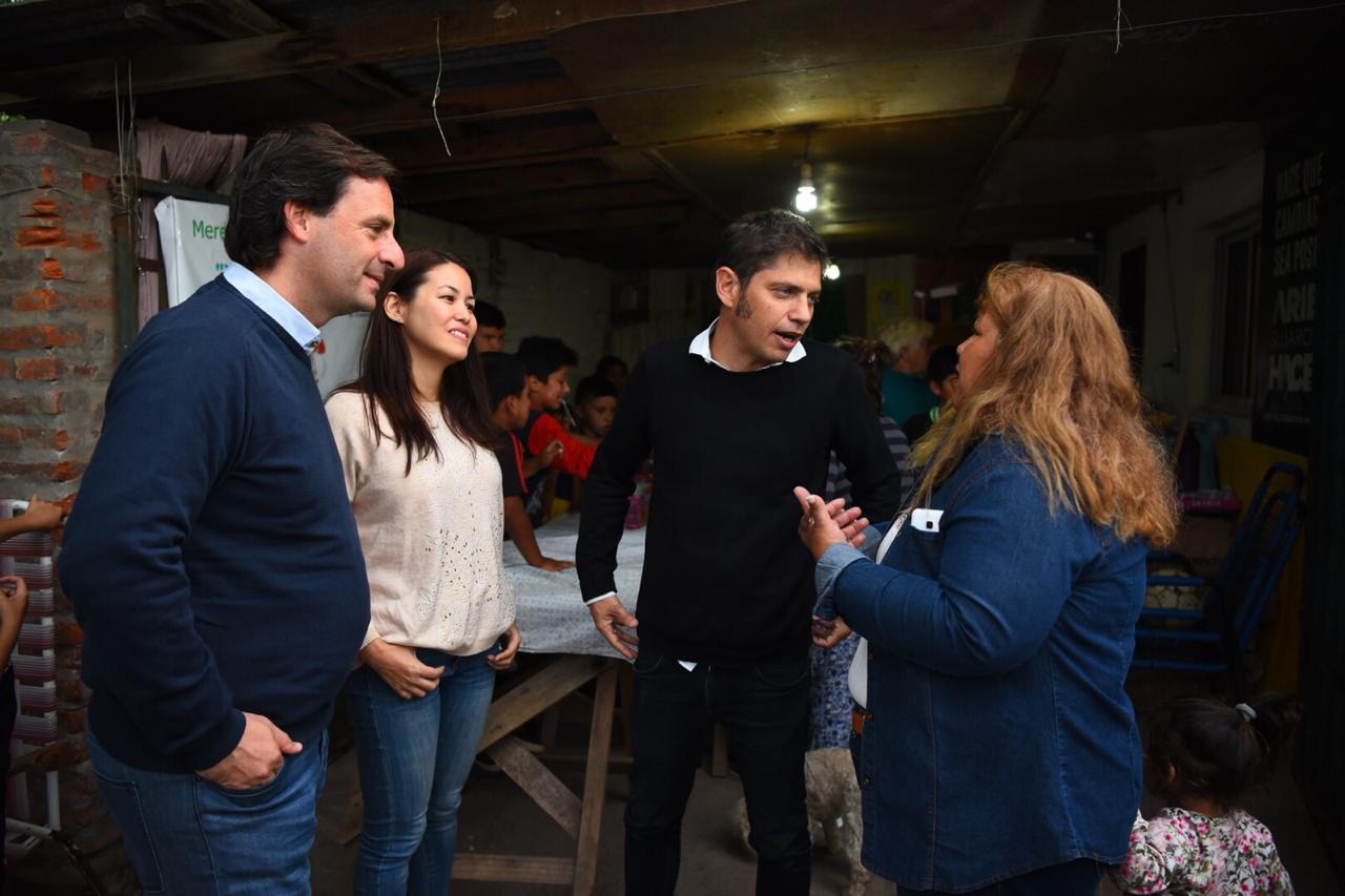 Axel Kicillof pasó por Escobar, visitó obras y dialogó con militantes