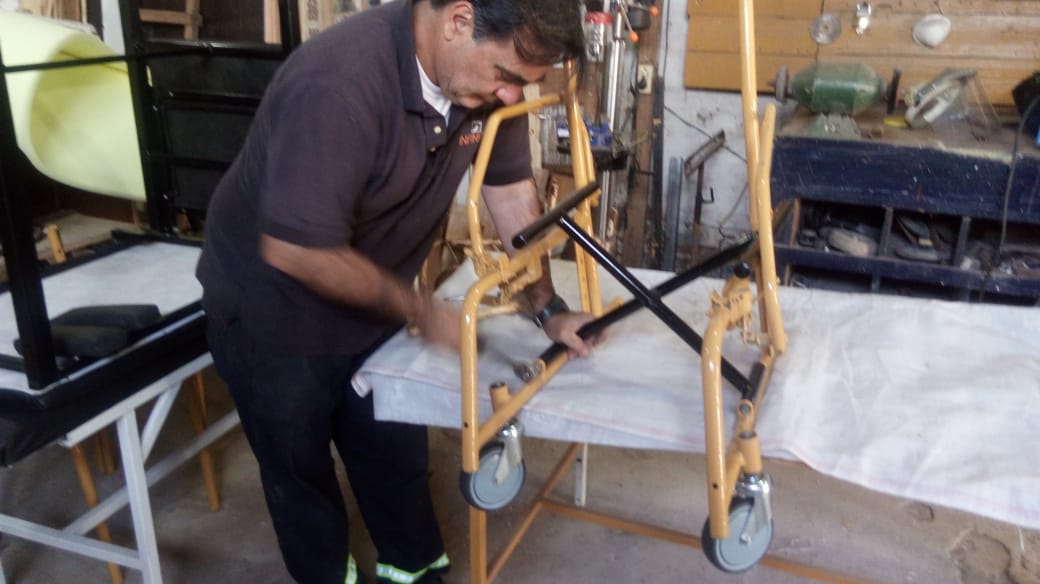 El Taller Municipal de Oficios reparó ocho sillas de ruedas y siete camillas de diferentes centros de salud