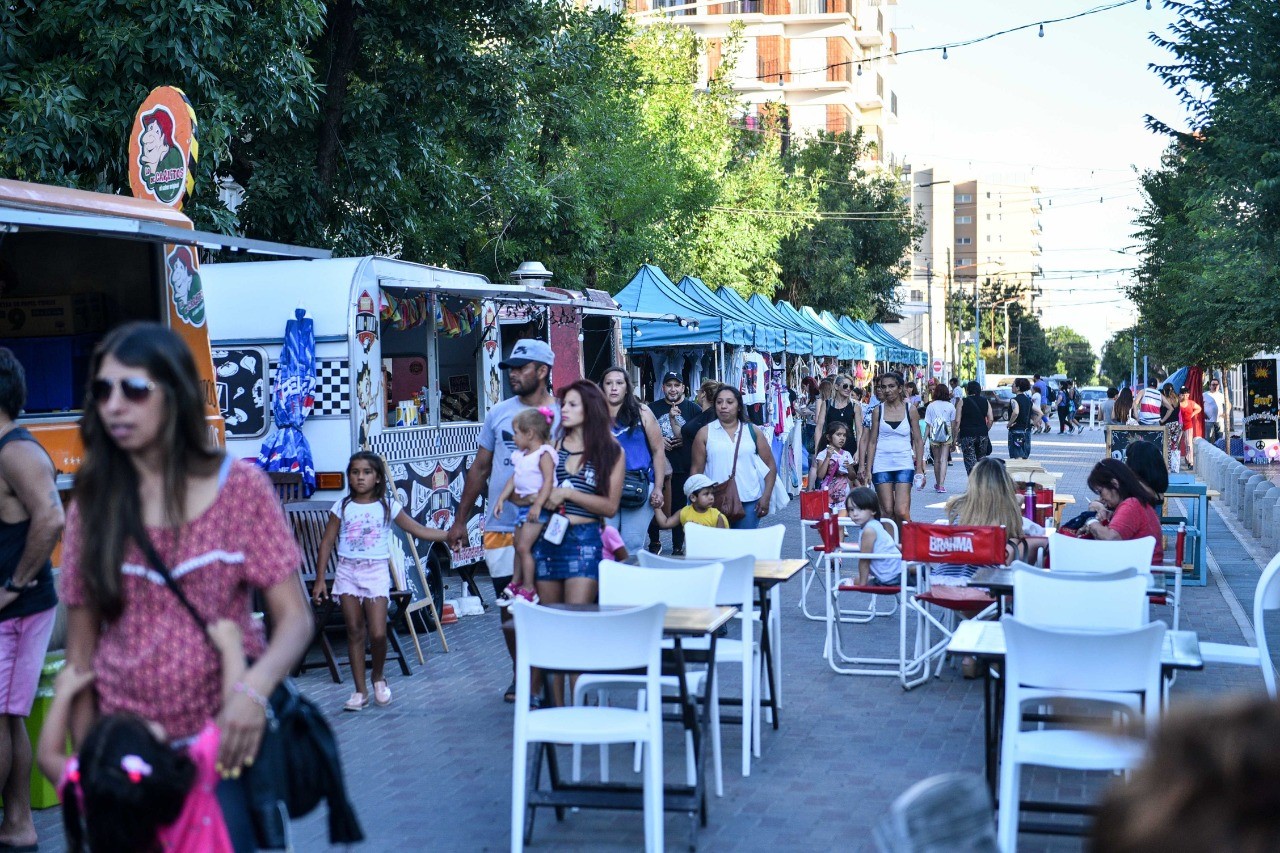 La Peatonal Yrigoyen, una apuesta veraniega con mucho público