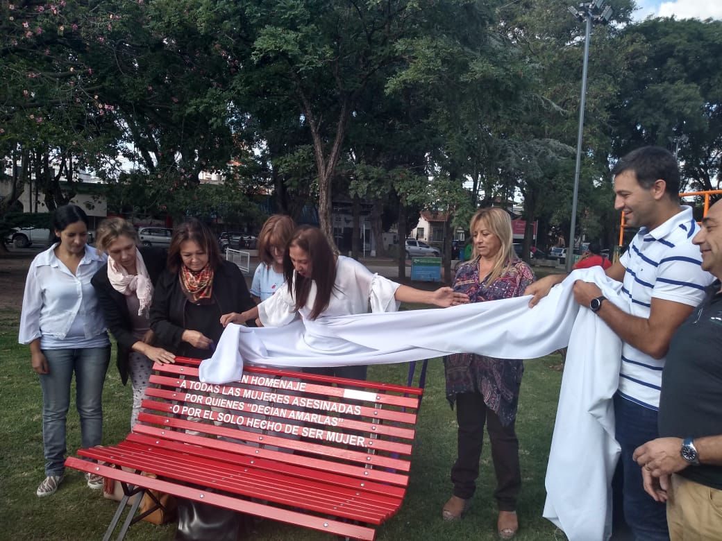 Cambiemos Escobar y la ONG Fortalecer sin Fronteras inauguran el “Banco Rojo” en Escobar en homenaje a las víctimas de violencia de género