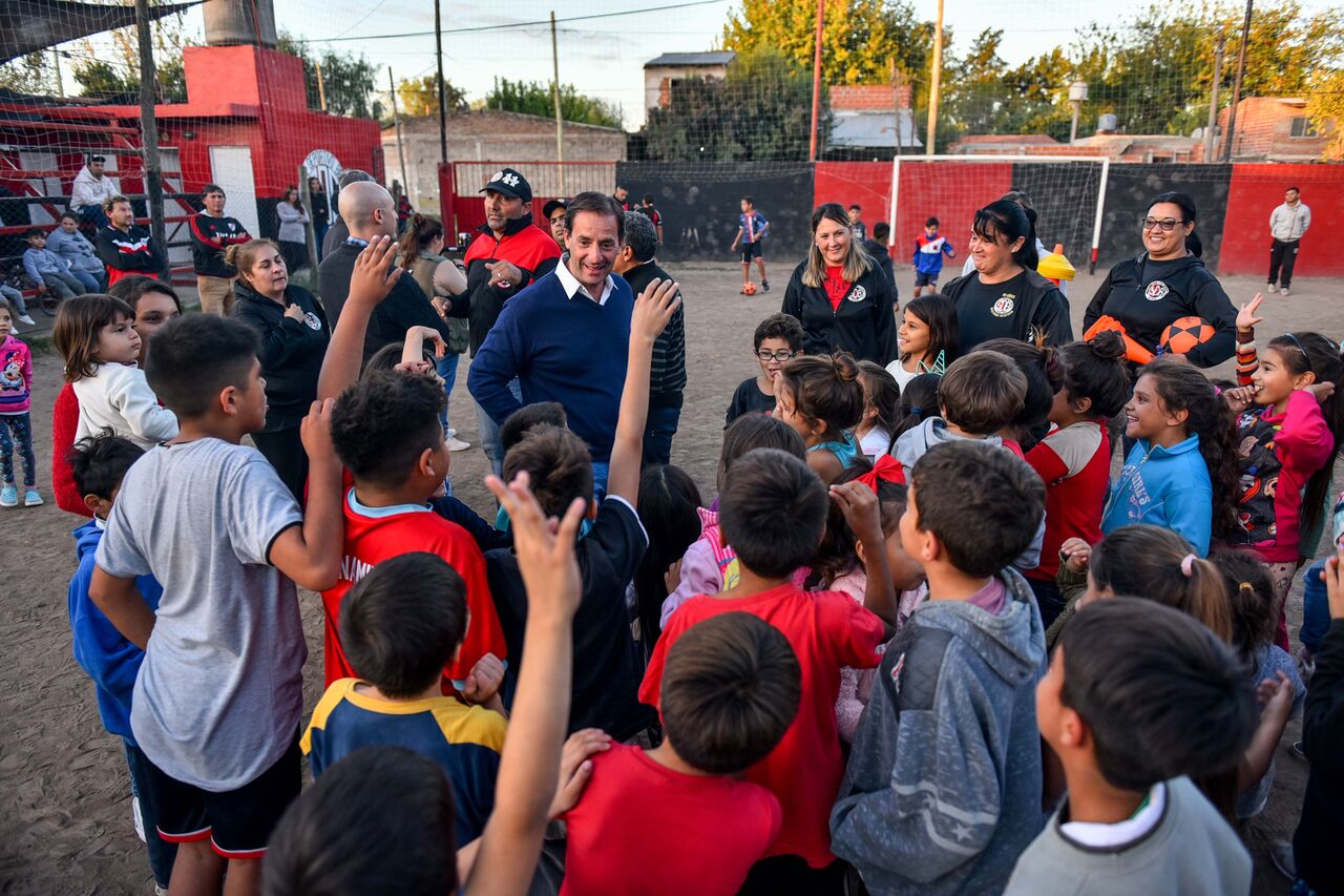 Sujarchuk recorriendo clubes de barrio: “Es una alegría muy grande verlos de pie”