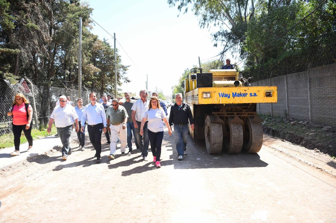 Ariel Sujarchuk recorrió nuevos asfaltos, estabilizados y veredas en Garín