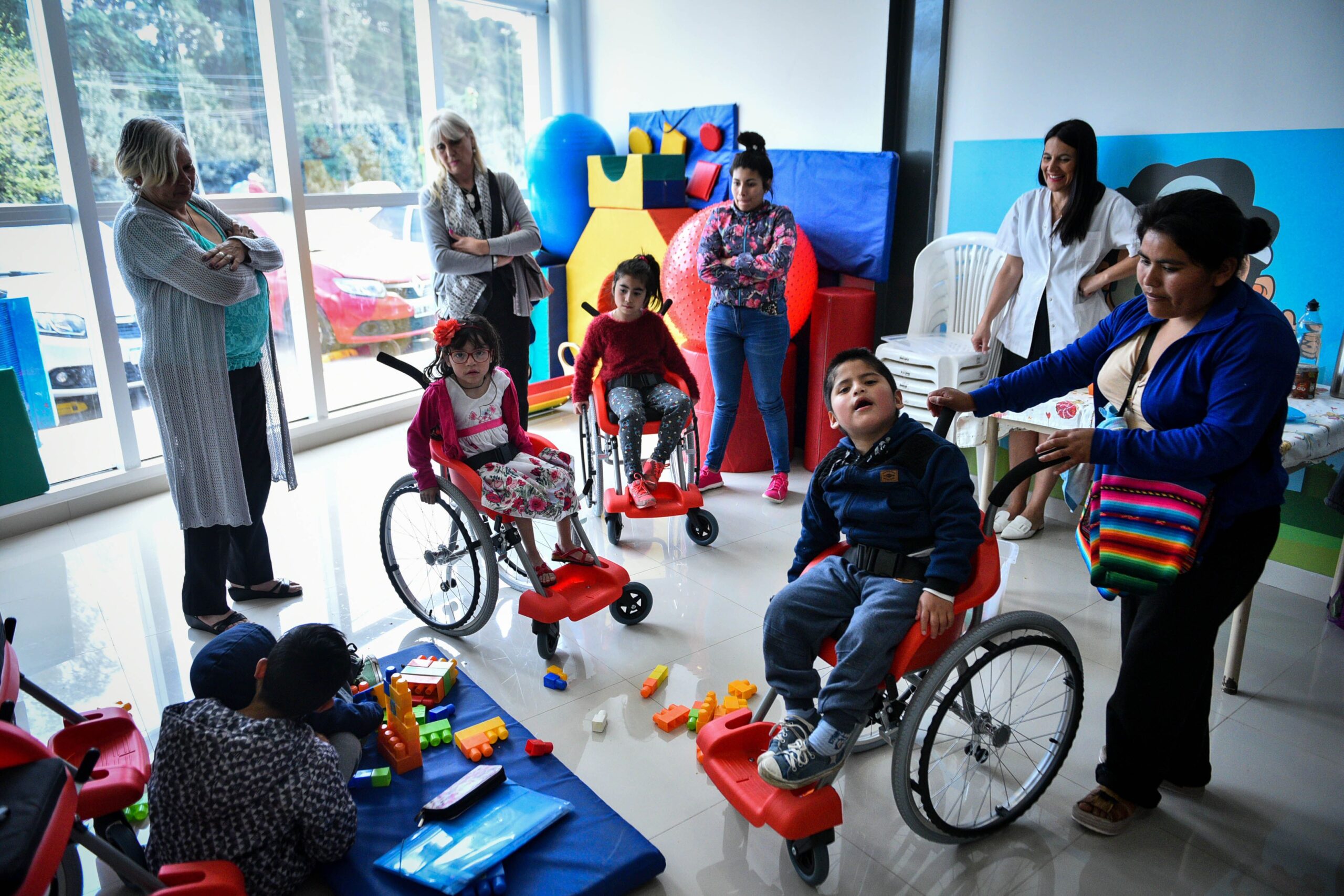 La Municipalidad de Escobar entregó cinco sillas de ruedas a niños y niñas de 3 a 6 años