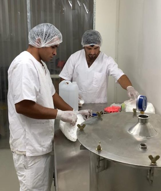 La Municipalidad de Escobar fabrica barbijos, alcohol en gel y camisolines quirúrgicos