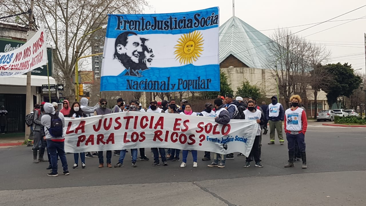 El Frente Justicia Social marchó a la Fiscalía ante inminente desalojo