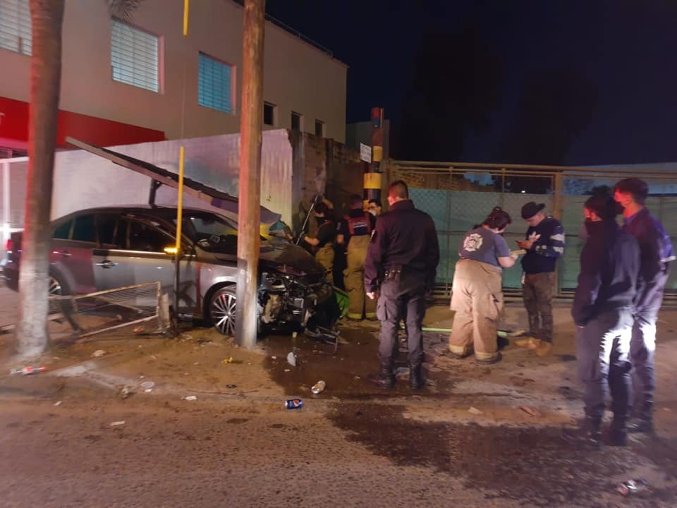 Garín: perdió control del coche y arrancó la parada de colectivos