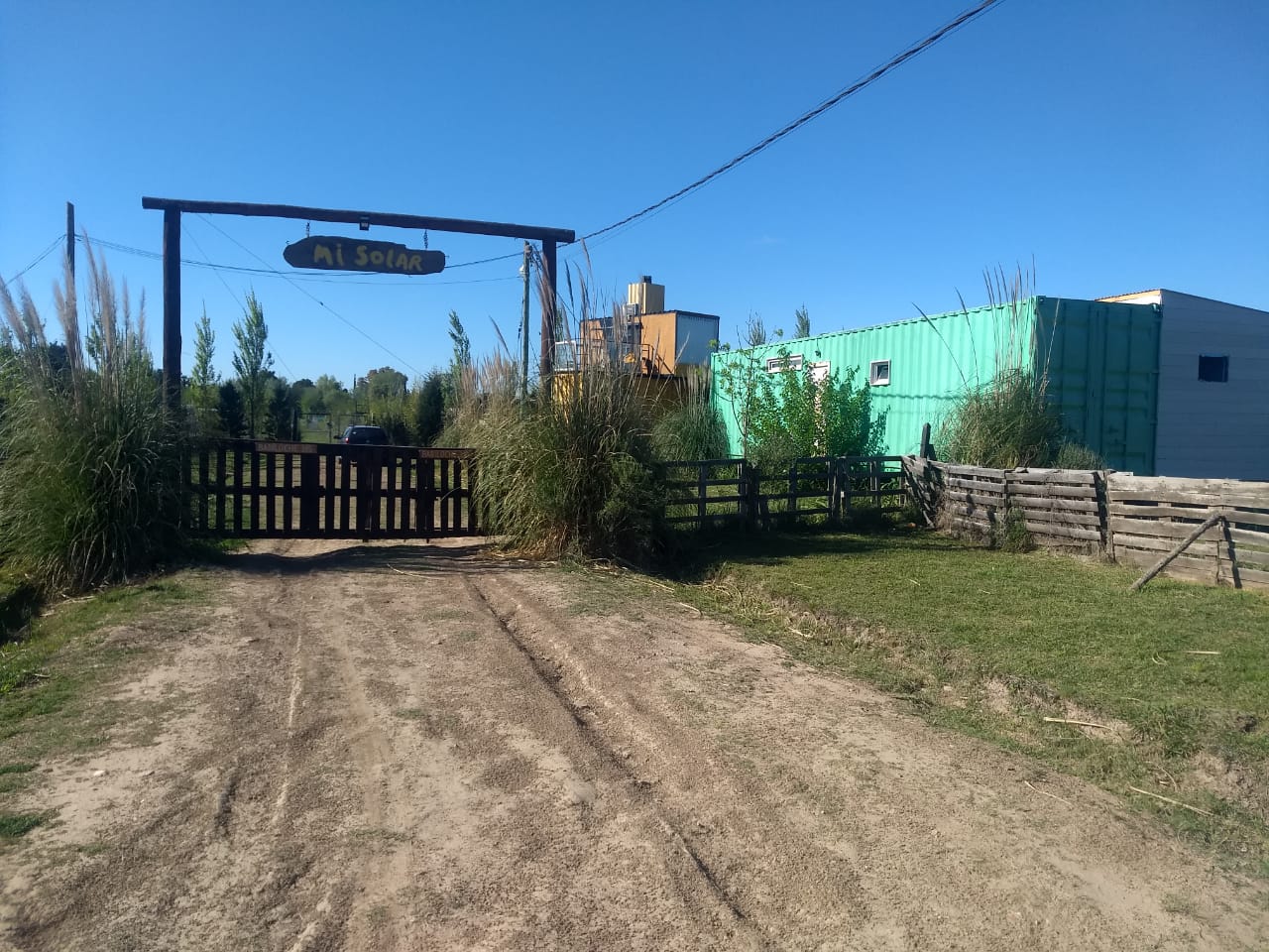 Increíble: vecino usurpa una calle y no deja pasar a los demás