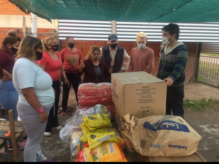Germán Maldonado visitó dos merenderos y llevó donaciones
