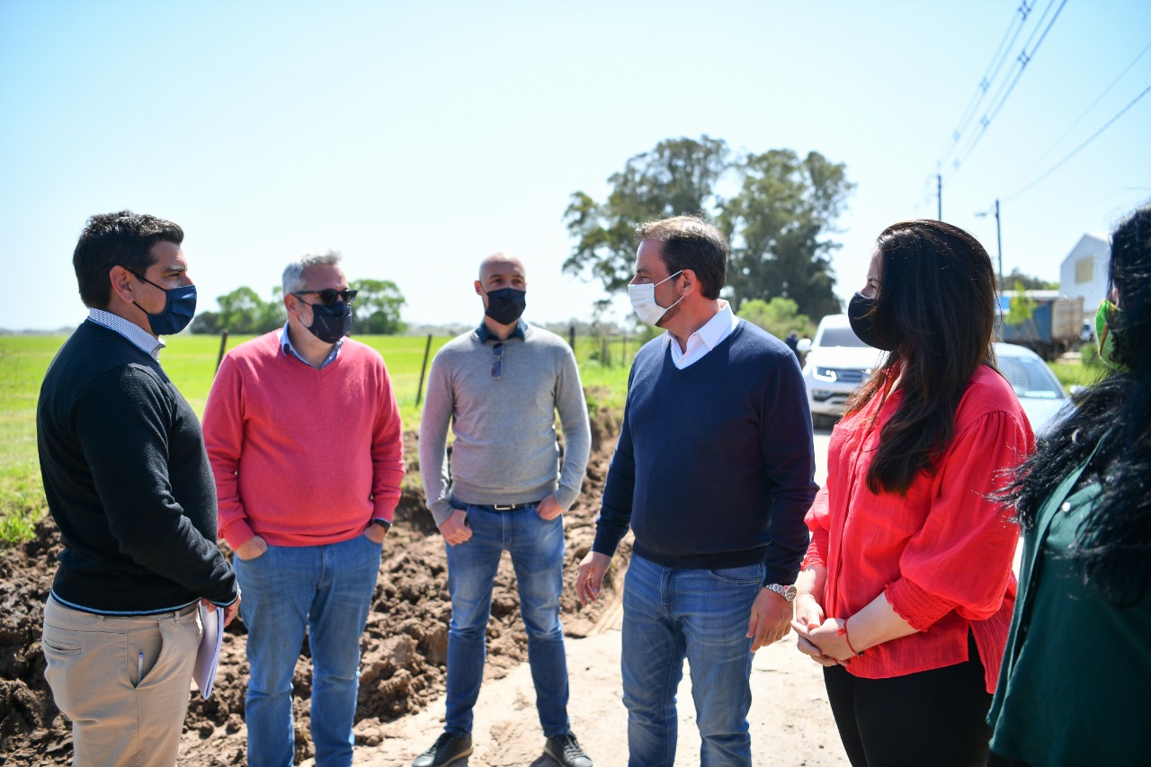 En Matheu, Ariel Sujarchuk recorrió la obra de pavimentación de la calle Del Caballito Blanco