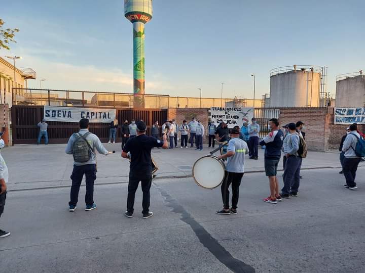 Protesta en el ingreso a la planta de Fernet Branca