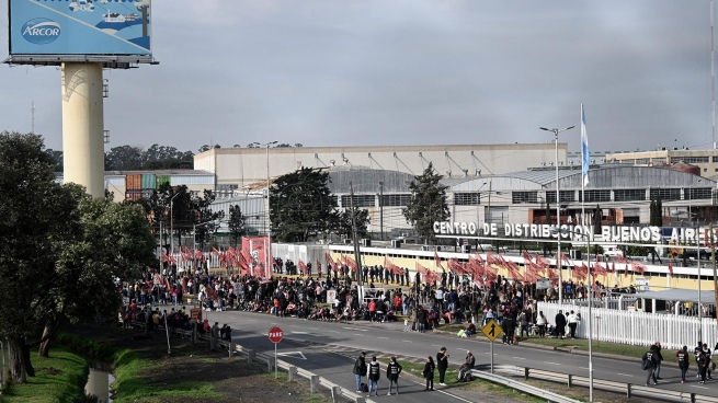Organizaciones de izquierda mantienen un acampe frente a la empresa Arcor