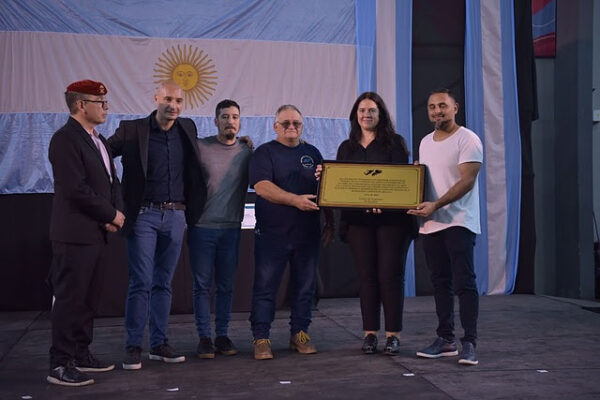 Beto Ramil entregó medallas de reconocimiento a veteranos y familiares de caídos de la Guerra de Malvinas
