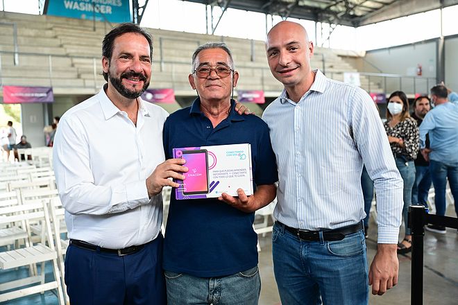 Ariel Sujarchuk y Beto Ramil entregaron 3000 tablets del programa Conectando Con Vos