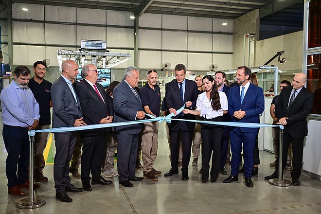 Massa y Sujarchuk inauguraron en Escobar la primera fábrica inteligente de América Latina: producirá componentes para computadoras y dispositivos digitales
