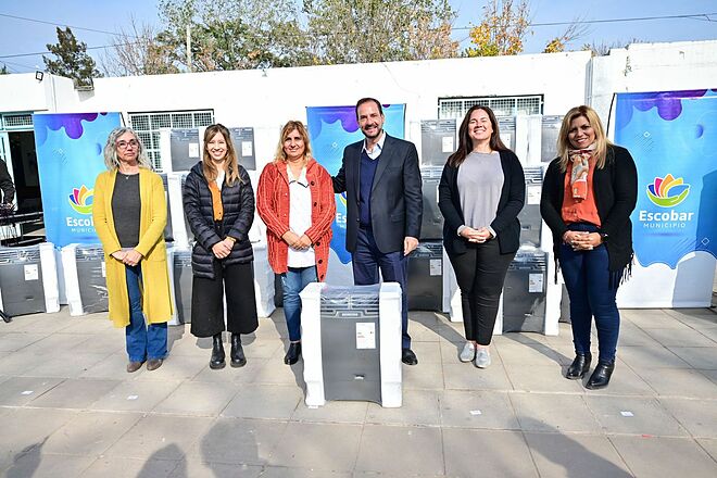 La Municipalidad de Escobar entregó 95 calefactores 23 escuelas y jardines de infantes del distrito