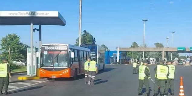 Gendarmería hizo bajar a los pasajeros de un micro en Pilar